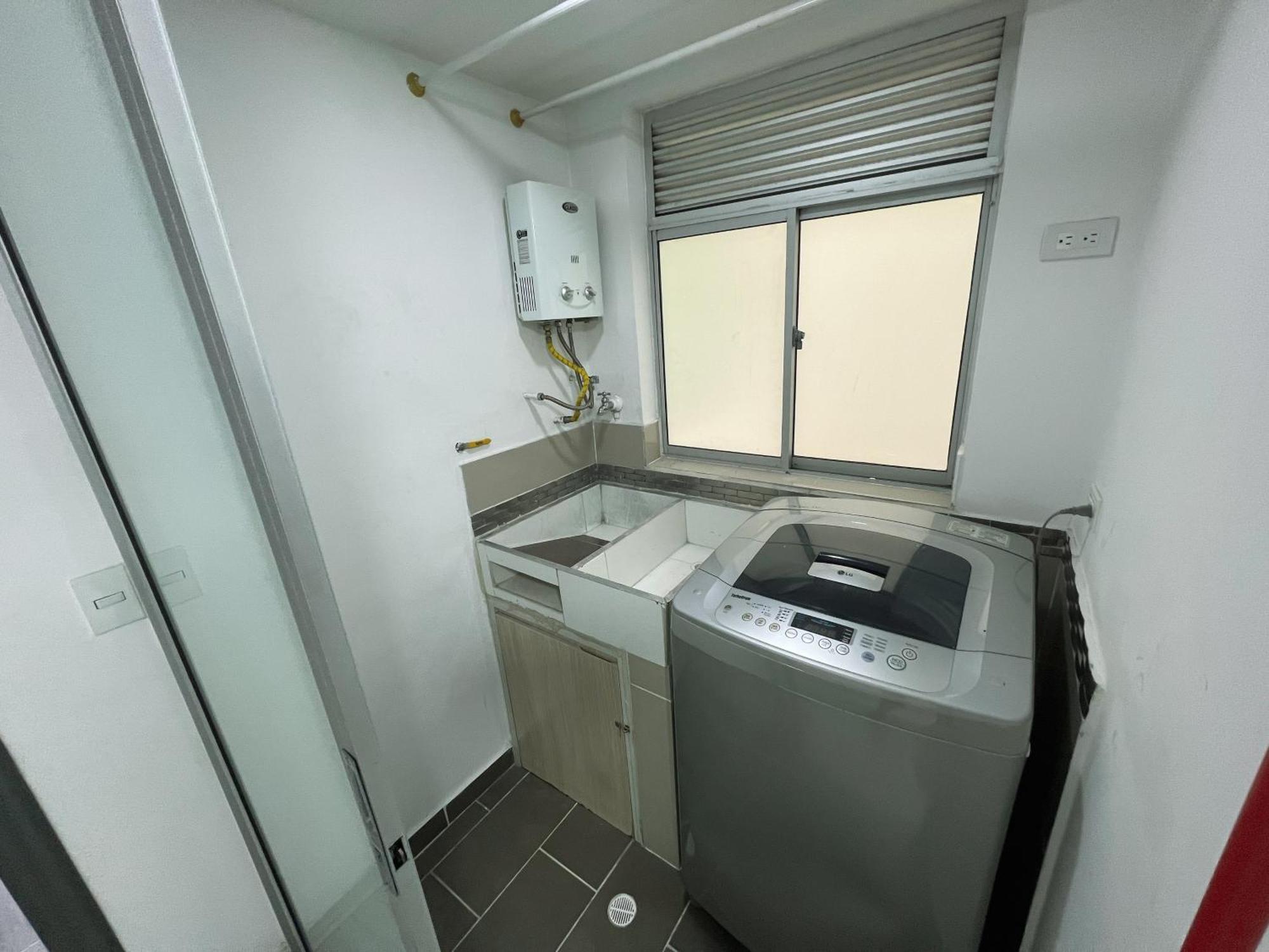 Apartment Comodo Y Amplio En Laureles Medellin